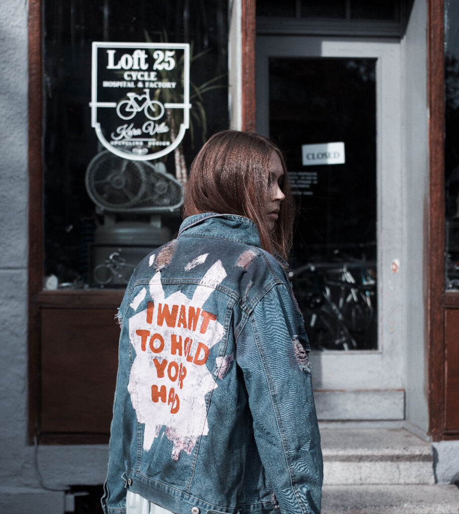Wie stylt man eine Jeansjacke?